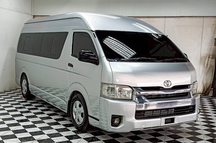 TOYOTA 2WD 2016 3.0 MT COMMUTER SILVER 429 full