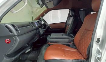 TOYOTA 2WD 2016 3.0 MT COMMUTER SILVER 429 full