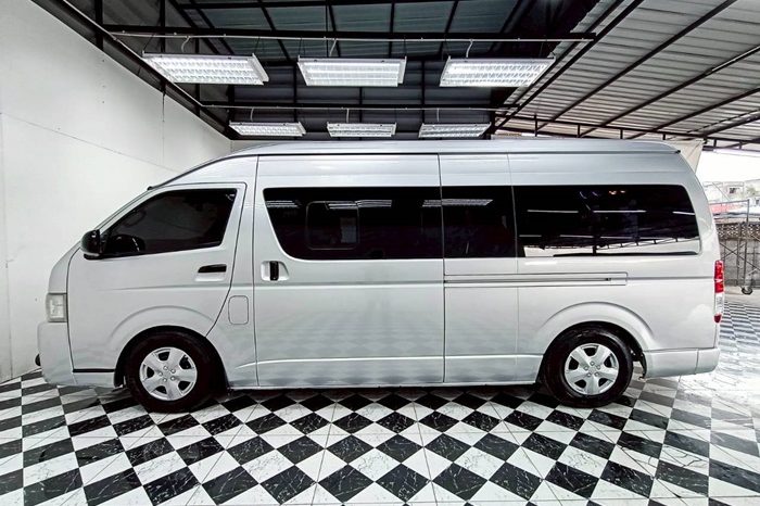 TOYOTA 2WD 2016 3.0 MT COMMUTER SILVER 429 full