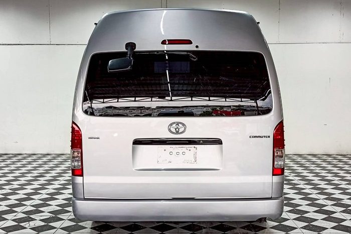 TOYOTA 2WD 2016 3.0 MT COMMUTER SILVER 429 full