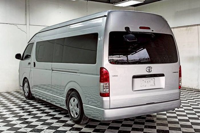 TOYOTA 2WD 2016 3.0 MT COMMUTER SILVER 429 full