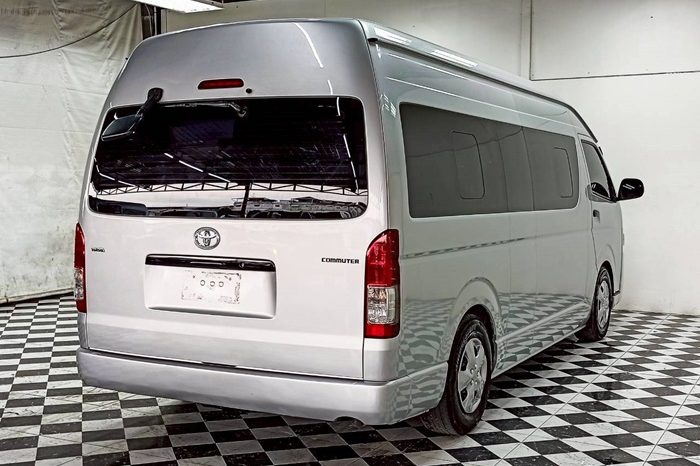 TOYOTA 2WD 2016 3.0 MT COMMUTER SILVER 429 full