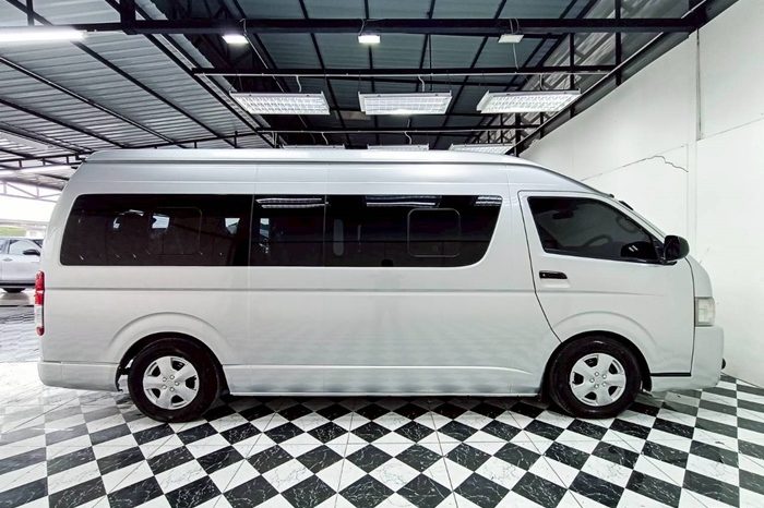 TOYOTA 2WD 2016 3.0 MT COMMUTER SILVER 429 full