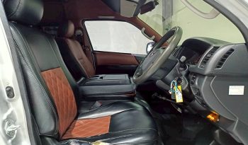 TOYOTA 2WD 2016 3.0 MT COMMUTER SILVER 429 full