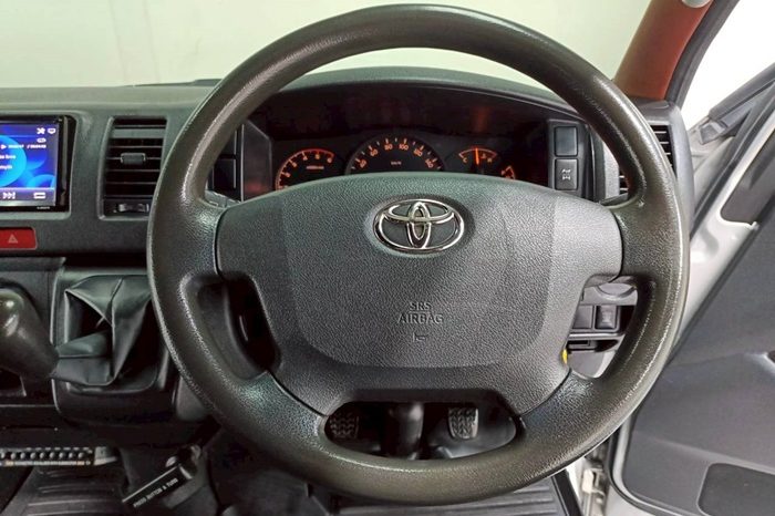 TOYOTA 2WD 2016 3.0 MT COMMUTER SILVER 429 full