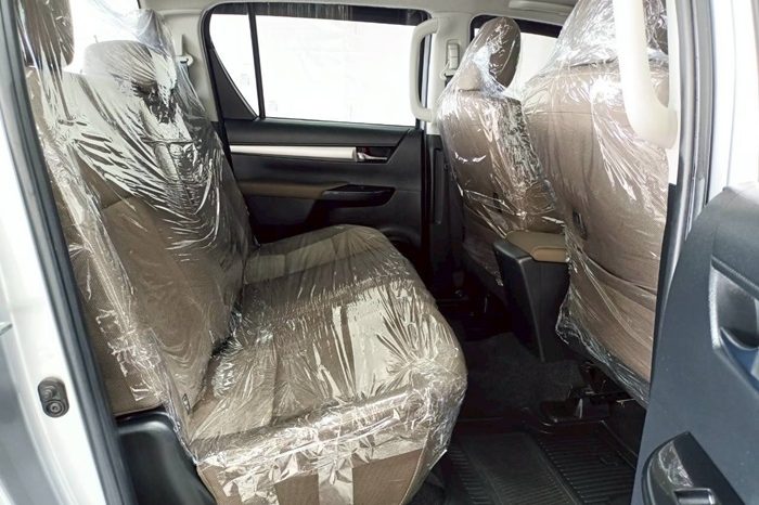 REVO PRE 2018 2.4E AT DOUBLE CAB SILVER  4934 full
