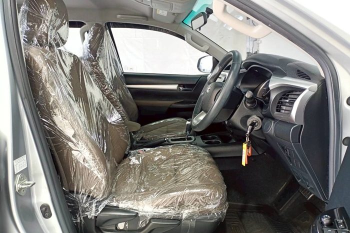 REVO PRE 2018 2.4E AT DOUBLE CAB SILVER  4934 full