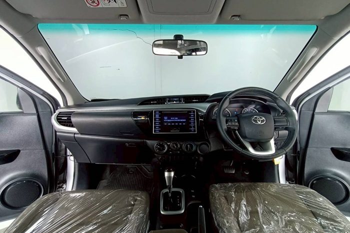 REVO PRE 2018 2.4E AT DOUBLE CAB SILVER  4934 full
