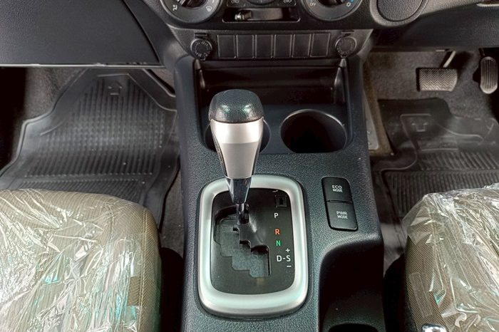 REVO PRE 2018 2.4E AT DOUBLE CAB SILVER  4960 full