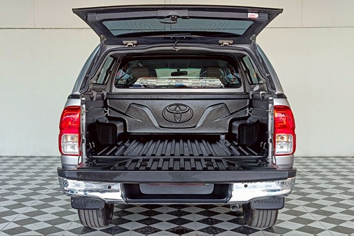 REVO PRE 2018 2.4E AT DOUBLE CAB SILVER  4960 full