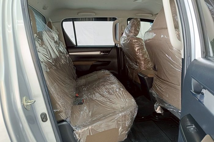 REVO PRE 2018 2.4E AT DOUBLE CAB SILVER  4960 full