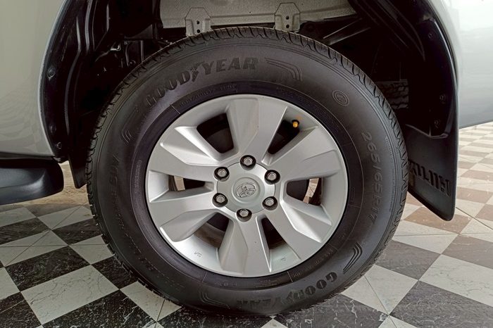 REVO PRE 2018 2.4E AT DOUBLE CAB SILVER  4960 full