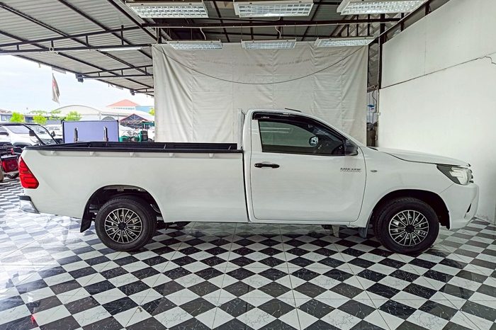 REVO 2WD 2018 2.4J MT STANDARD WHITE 3428 full