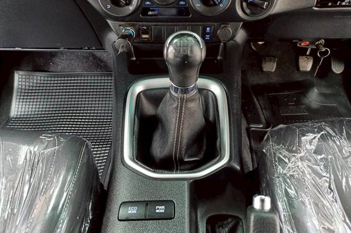 REVO 4WD 2021 2.4E MT SMART CAB SILVER  8356 full