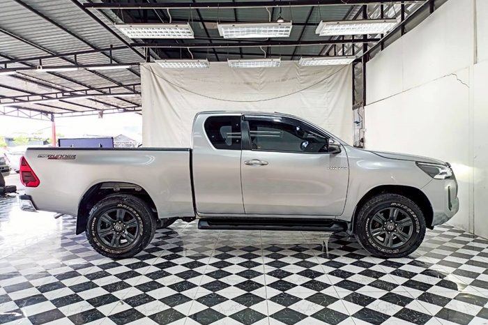 REVO 4WD 2021 2.4E MT SMART CAB SILVER  8706 full