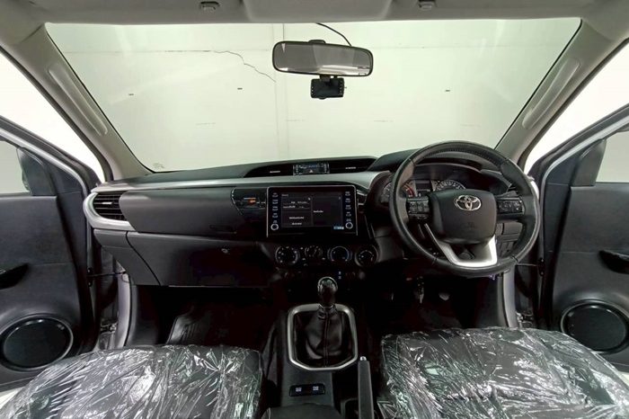 REVO 4WD 2021 2.4E MT SMART CAB SILVER  8706 full