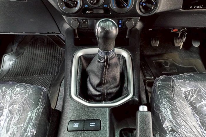 REVO 4WD 2021 2.4E MT SMART CAB SILVER  8706 full