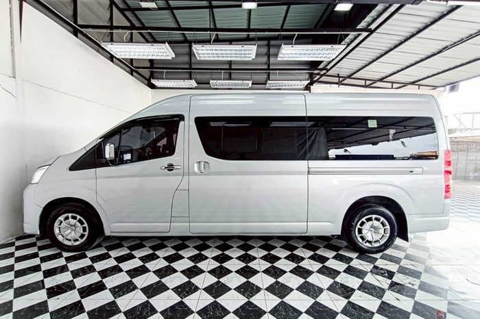 TOYOTA 2020 2WD 2.8 MT COMMUTER WHITE  8950 full