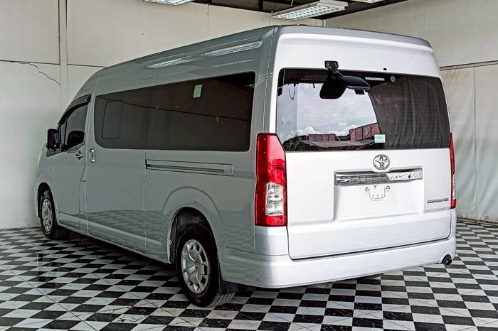 TOYOTA 2020 2WD 2.8 MT COMMUTER WHITE  8950 full