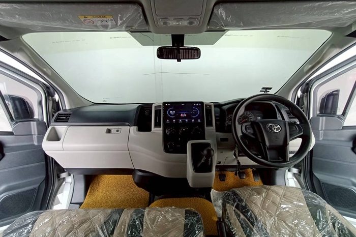 TOYOTA 2020 2WD 2.8 MT COMMUTER WHITE  8950 full