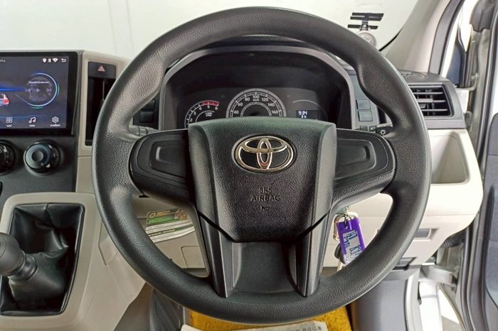 TOYOTA 2020 2WD 2.8 MT COMMUTER WHITE  8950 full
