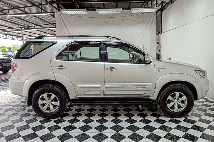 TOYOTA 4WD 2005 2.7V AT FORTUNER SILVER  9077 full