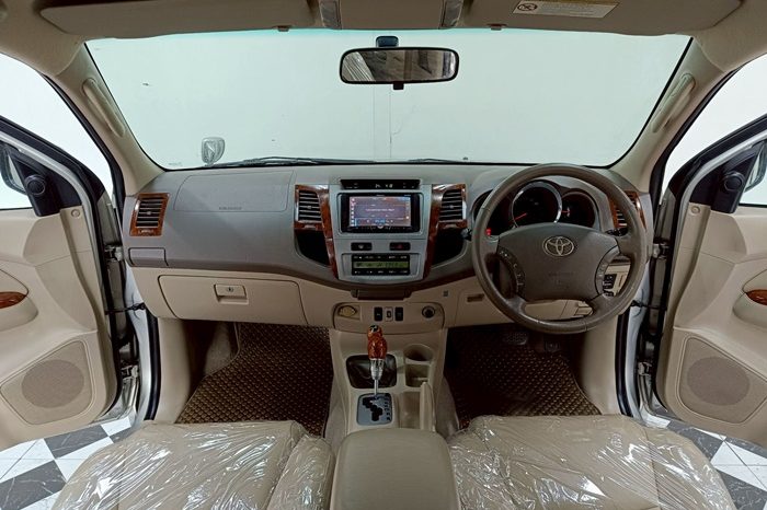 TOYOTA 4WD 2005 2.7V AT FORTUNER SILVER  9077 full