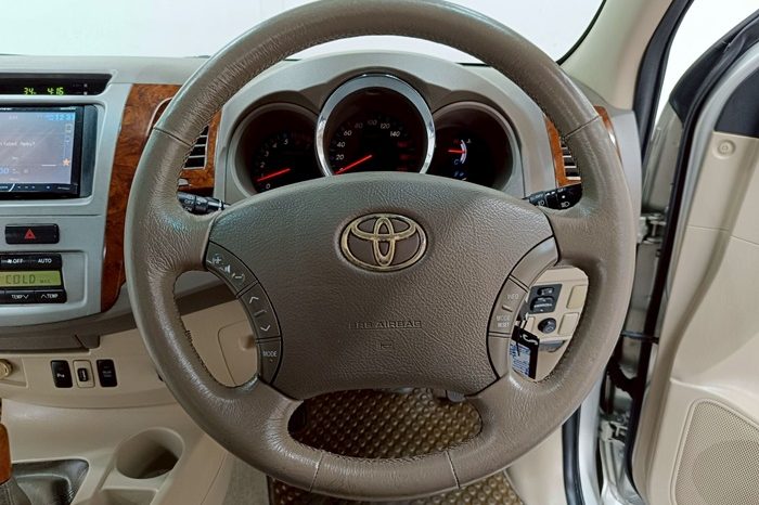 TOYOTA 4WD 2005 2.7V AT FORTUNER SILVER  9077 full
