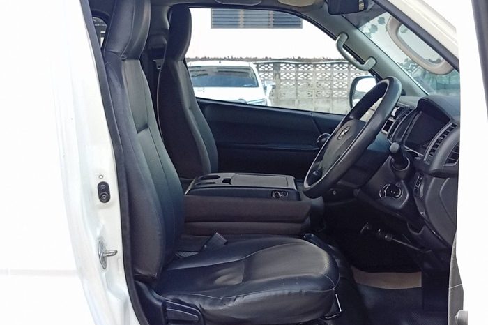 TOYOTA 2WD 2016 3.0 MT COMMUTER WHITE  7122 full