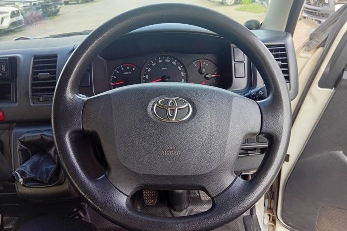 TOYOTA 2WD 2016 3.0 MT COMMUTER WHITE  7122 full