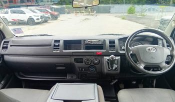 TOYOTA 2WD 2016 3.0 MT COMMUTER WHITE  7123 full