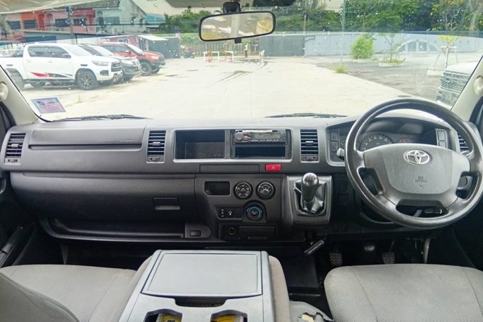 TOYOTA 2WD 2016 3.0 MT COMMUTER WHITE  7123 full