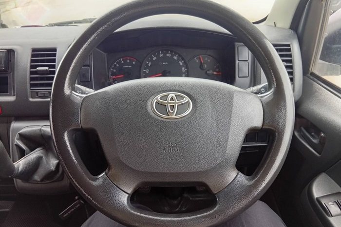 TOYOTA 2WD 2016 3.0 MT COMMUTER WHITE  7123 full