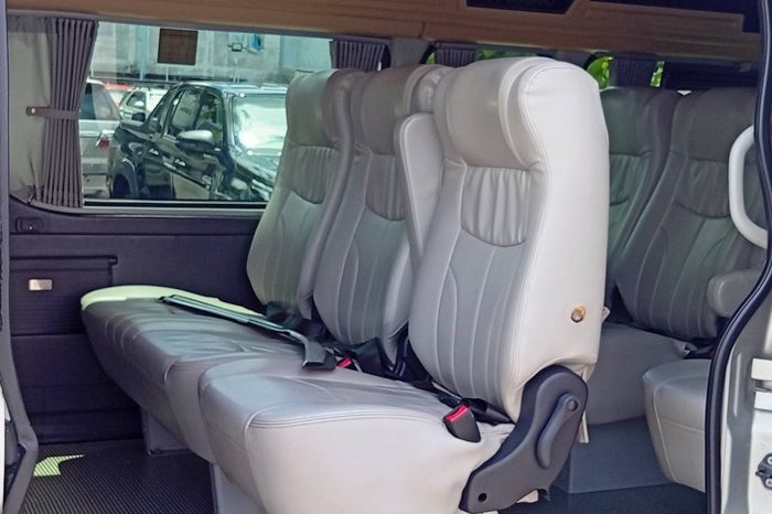 TOYOTA 2WD 2019 3.0 MT COMMUTER SILVER  5337 full