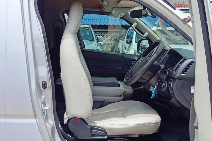 TOYOTA 2WD 2019 3.0 MT COMMUTER SILVER  5337 full