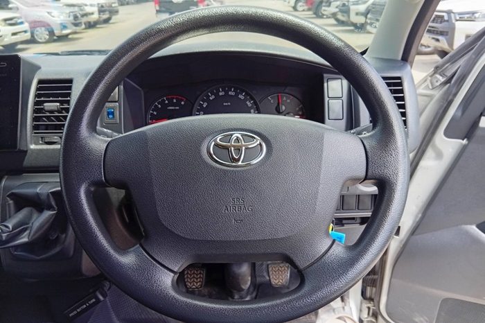 TOYOTA 2WD 2019 3.0 MT COMMUTER SILVER  5337 full