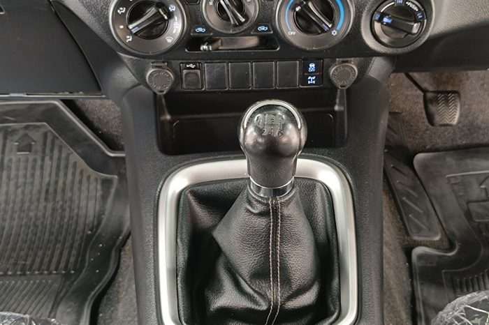 REVO 4WD 2021 2.4E MT DOUBLE CAB WHITE  3620 full