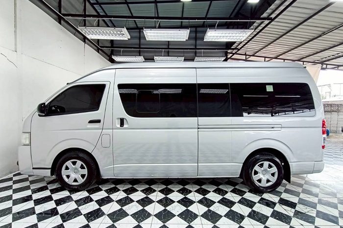 TOYOTA 2WD 2019 3.0 MT COMMUTER SILVER  4497 full