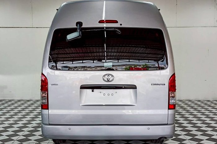 TOYOTA 2WD 2019 3.0 MT COMMUTER SILVER  4497 full