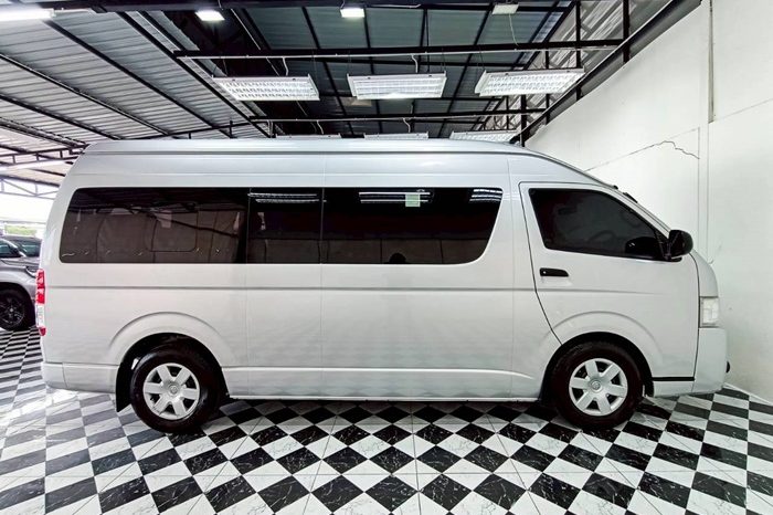 TOYOTA 2WD 2019 3.0 MT COMMUTER SILVER  4497 full