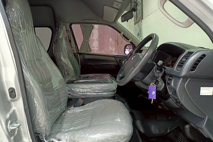 TOYOTA 2WD 2019 3.0 MT COMMUTER SILVER  4497 full