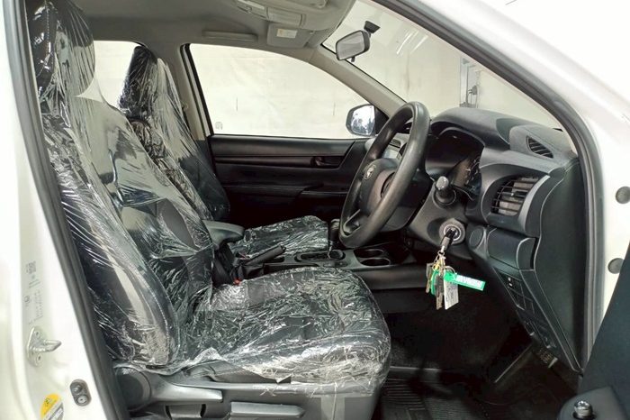 REVO 2WD 2022 2.4E AT DOUBLE CAB WHITE  5045 full