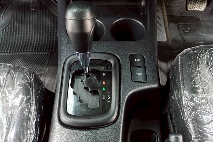 REVO 2WD 2022 2.4E AT DOUBLE CAB WHITE  5045 full