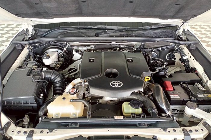 REVO 2WD 2022 2.4E AT DOUBLE CAB WHITE  5045 full