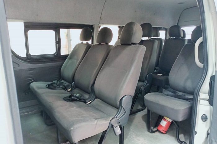 TOYOTA 2WD 2016 3.0 MT COMMUTER WHITE  7123 full