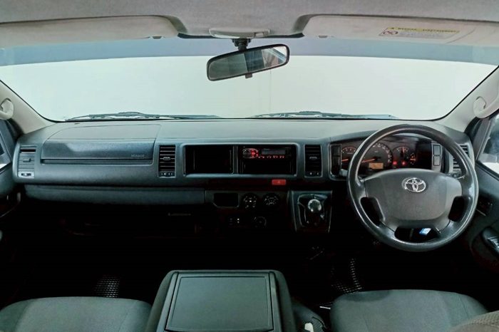 TOYOTA 2WD 2016 3.0 MT COMMUTER WHITE  7123 full