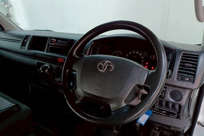 TOYOTA 2WD 2016 3.0 MT COMMUTER WHITE  7123 full