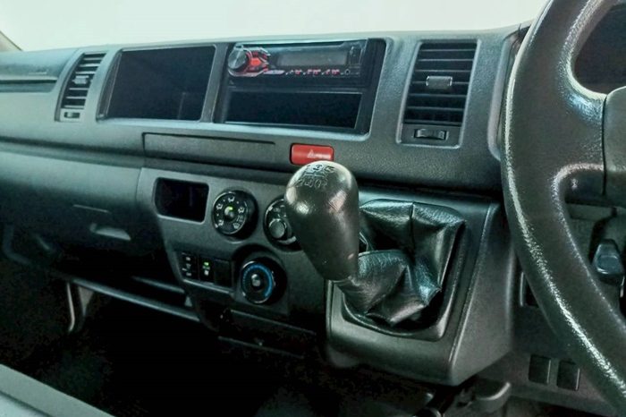 TOYOTA 2WD 2016 3.0 MT COMMUTER WHITE  7123 full