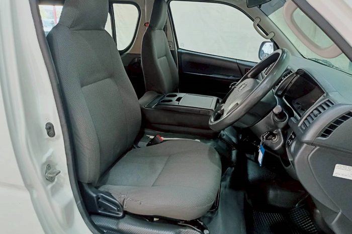 TOYOTA 2WD 2016 3.0 MT COMMUTER WHITE  7123 full