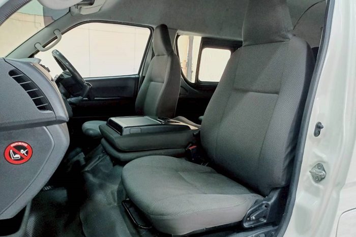 TOYOTA 2WD 2016 3.0 MT COMMUTER WHITE  7123 full